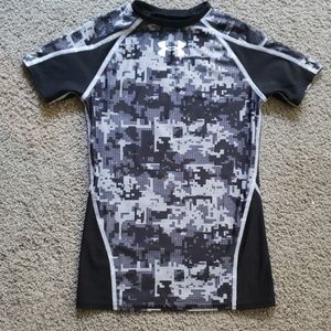 Boys youth under armour heat gear shirt.